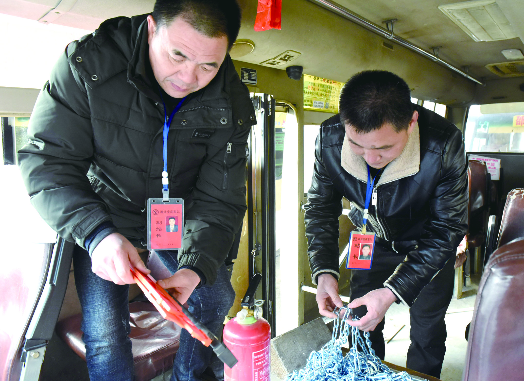 2月8日，市寶慶汽車站工作人員正在營(yíng)運(yùn)車上檢查應(yīng)急設(shè)施及器材是否齊全有效